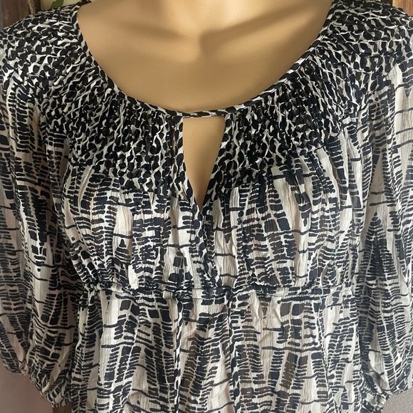 BCBGMaxAzria 10% Silk Boho Peasant Top Smocked Tie Waist Size XS EUC Fits Small - Picture 9 of 13